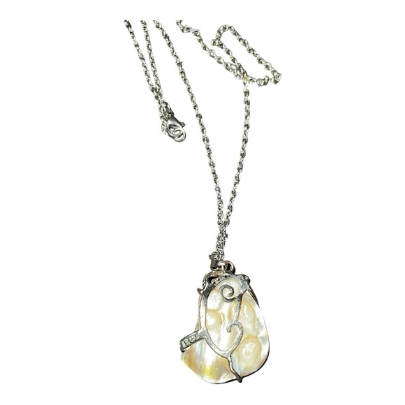 MOP pendant necklace - Gorgeous! 20” chain included - Picture 2 of 7